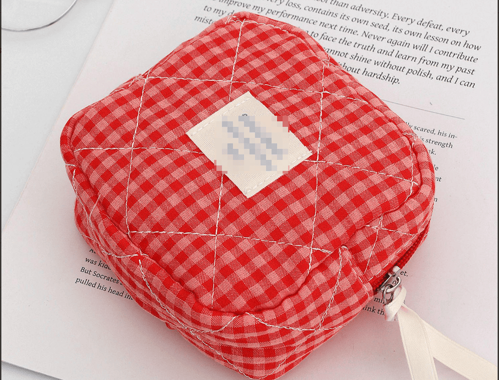 Red and white checkered quilted portable bag, sanitary napkin jewelry storage bag, portable fabric zipper makeup bag