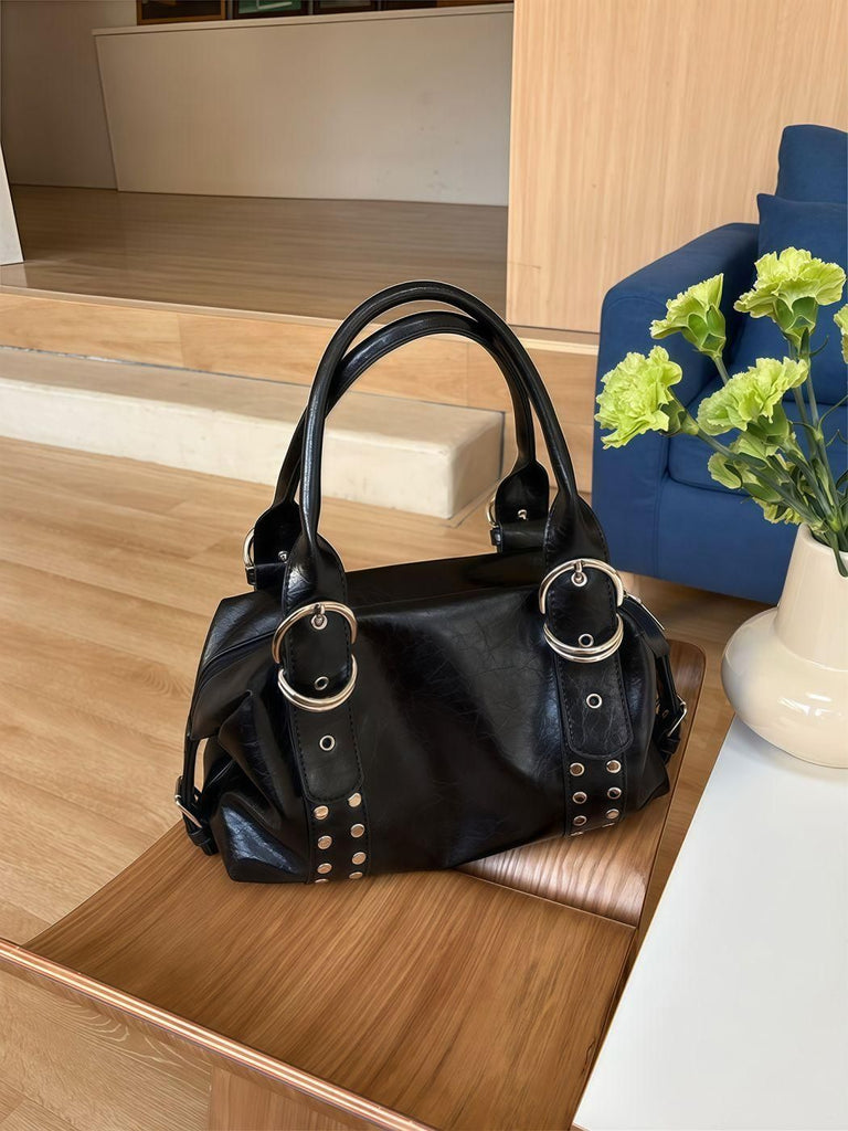 The three-dimensional bag shape is not soft and collapsed, making it versatile for daily commuting, shopping, and dating