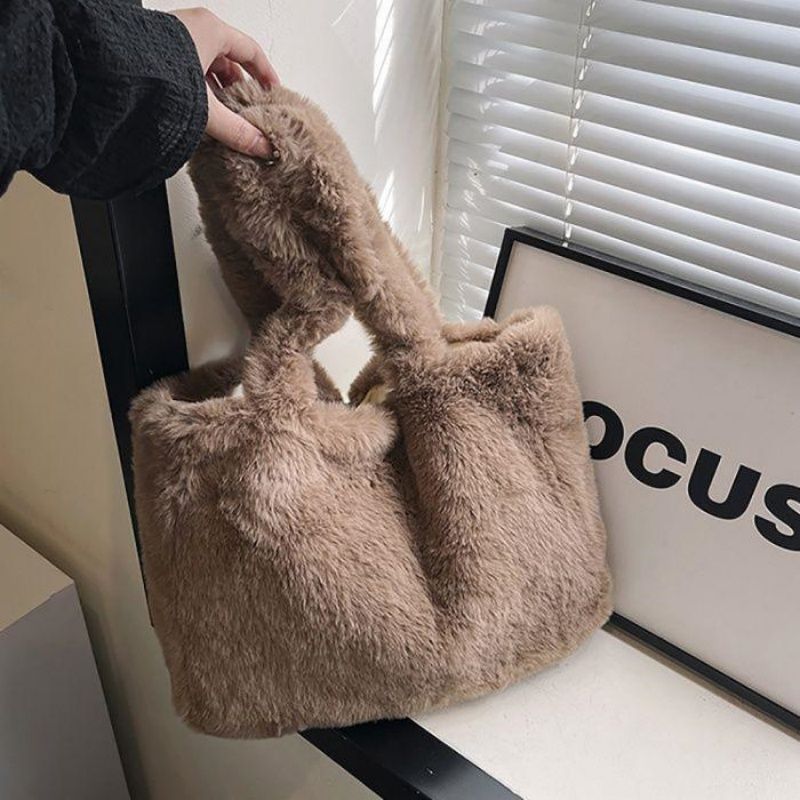 Winter Fuzzy Faux Fur Tote Bag, Cute Heart Decor Large Plush Shoulder Handbag, Soft Fluffy Oversized Shopping Bag for Women Daily School